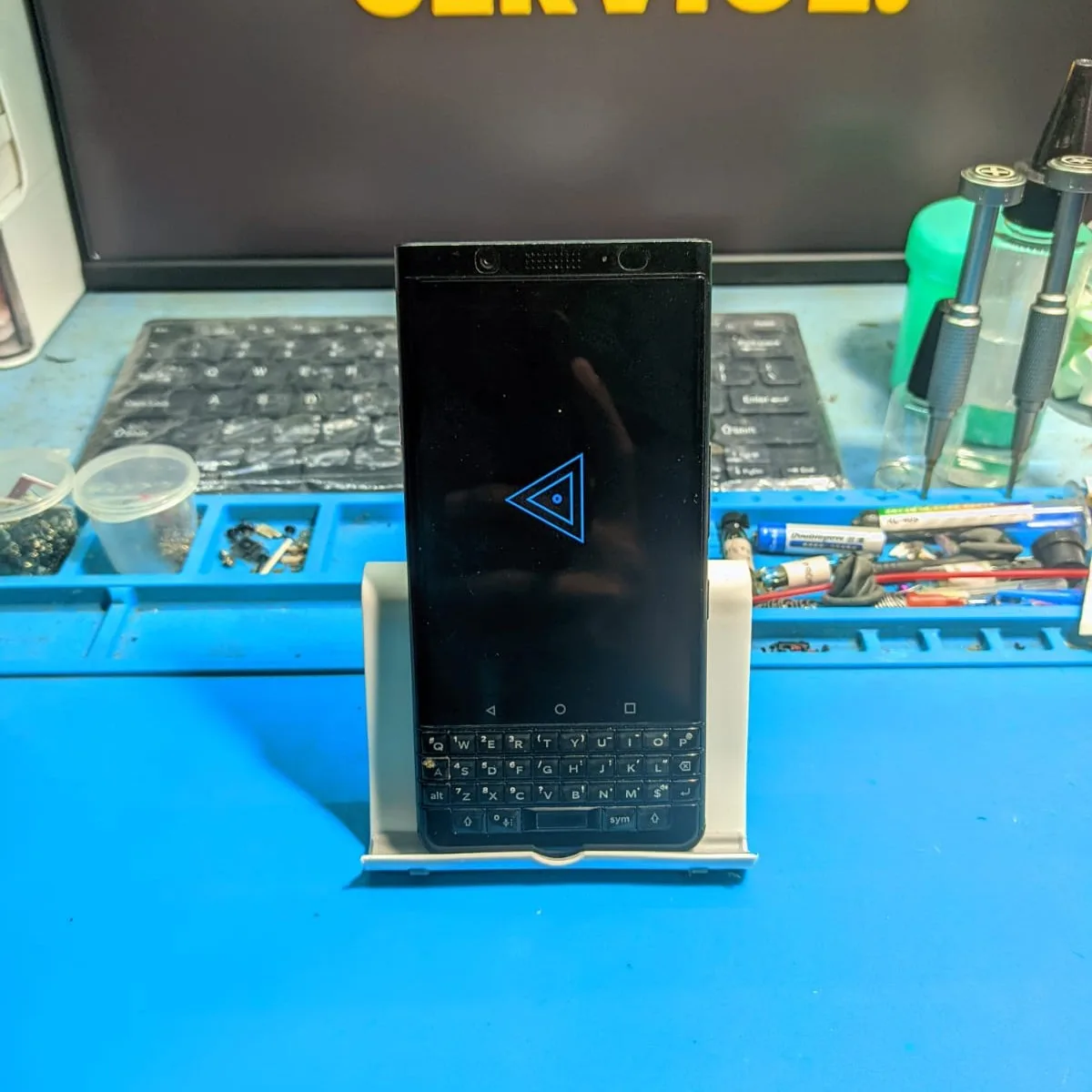 BlackBerry Keyone Tidak Bisa Menyala? Bawa ke Warung Service Pangkalan Bun!
