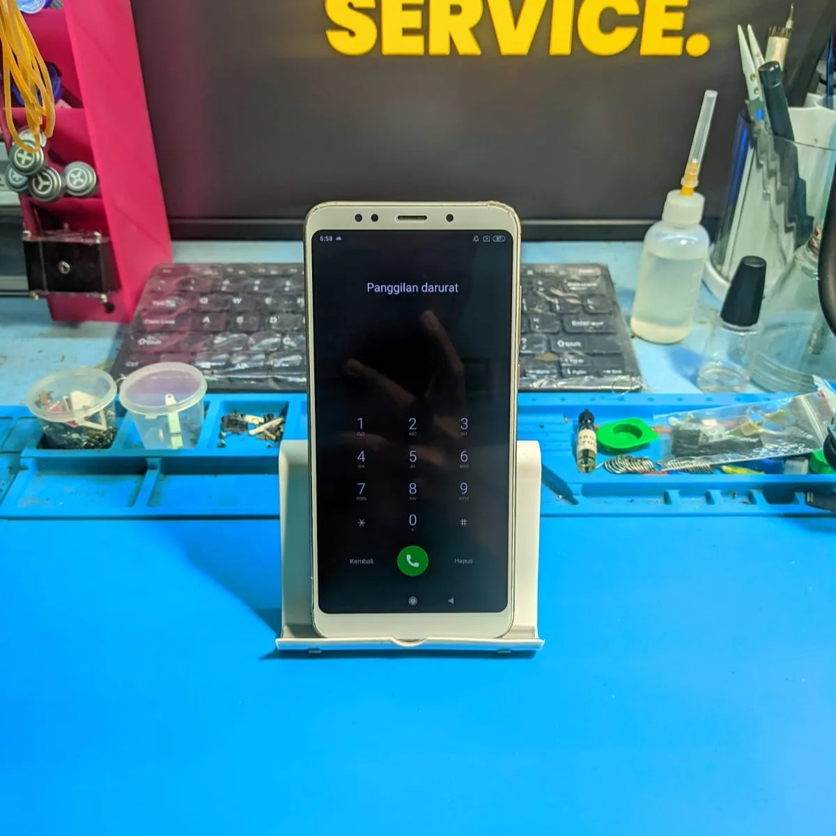 Xiaomi Redmi 5 Plus Rusak Parah? Layar Pecah, Tombol Mati, dan Tidak Bisa Dicas?