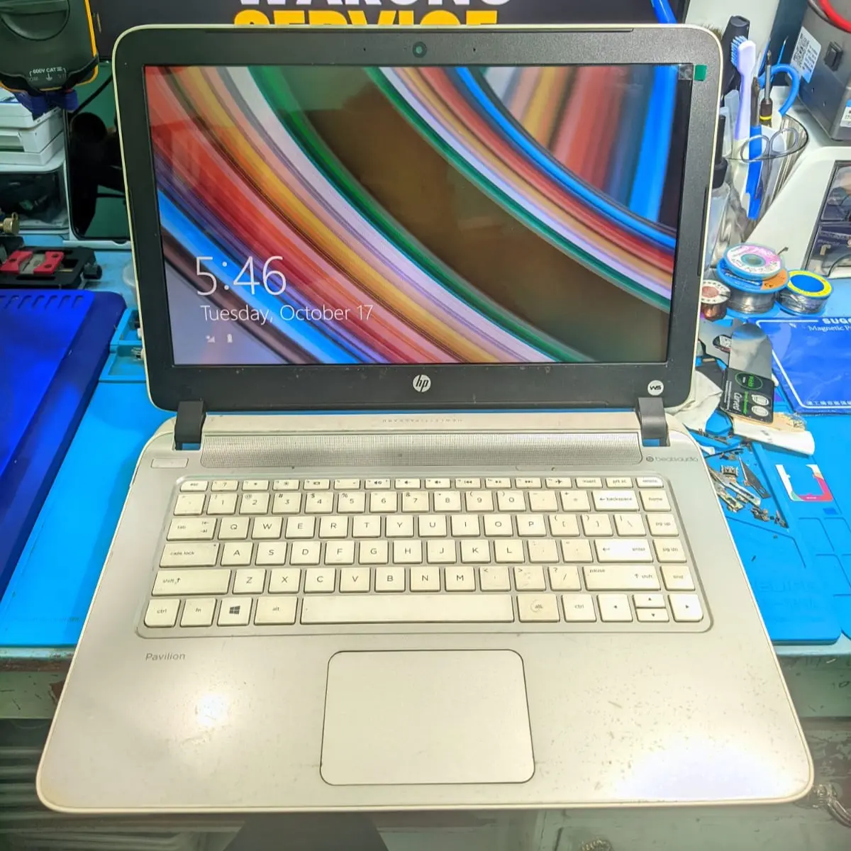 Service Laptop HP Pavilion 14 v200 di Pangkalan Bun: Layar Bercak Hitam, Baterai Drop, dan Casing Patah